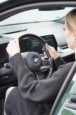Fahrschülerin sitzt am Steuer eines Fahrschulautos.