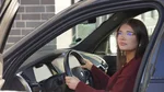 Fahrschülerin am Steuer eines Fahrzeugs während ihrer Fahrausbildung.