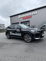 SUV als Fahrschulauto der Fahrschule Simonsen mit Firmenlogo.