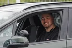Mitarbeiter der Simonsen Fahrschule sitzt am Steuer eines Fahrzeugs.