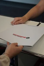 Übergabe einer Truckerpoint-Zertifizierung von der Fahrschule Simonsen.